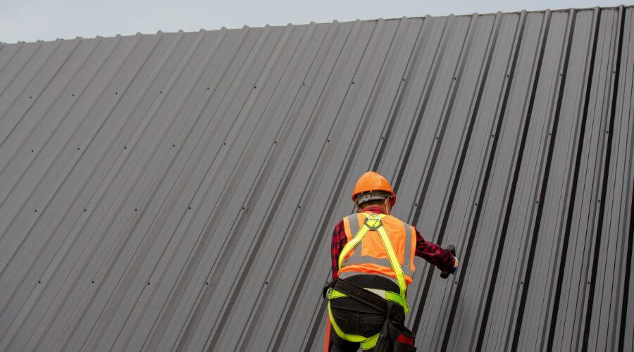 Professional gutter cleaning in Prather, CA